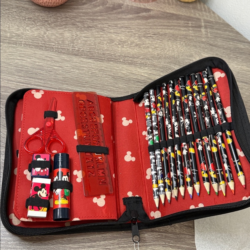 Mickey Mouse Art Set with Case - Picture 4 of 5